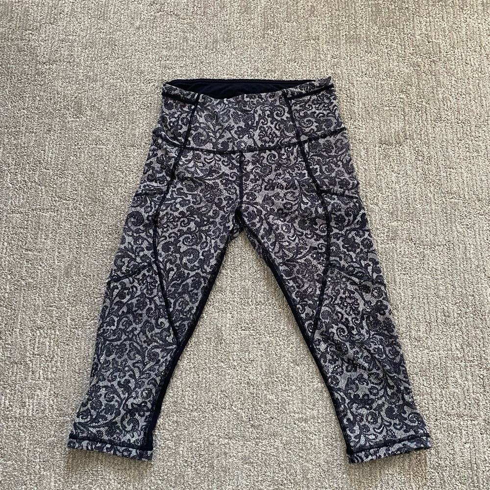 Lululemon outrun crops 17”